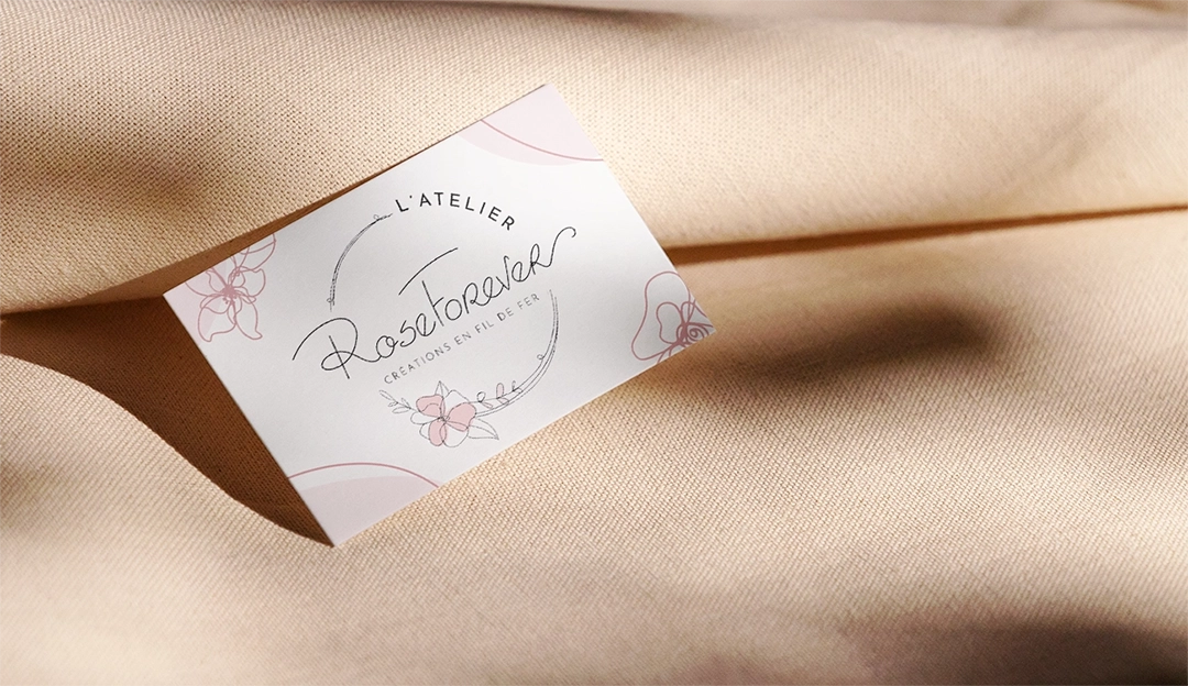 Carte de viste réalisée pour l'atelier Rose Forever par la graphiste Mélanie Appéré.