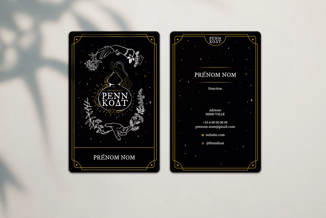Mise en situation du logo de la distillerie Penn Koat sur des cartes visite, réalisée par la graphiste Mélanie Appéré.