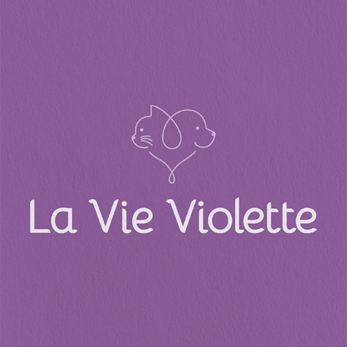 Identité visuelle réalisée pour La Vie Violette, guidances, soins énergétiques et communication animale, par la graphiste Mélanie Appéré.