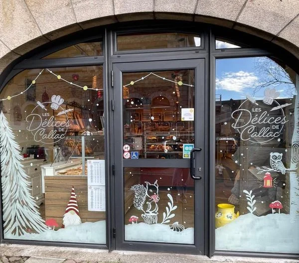 Peinture sur vitrine pour la boulangerie-pâtisserie Les Délices de Callac par la graphiste Mélanie appéré