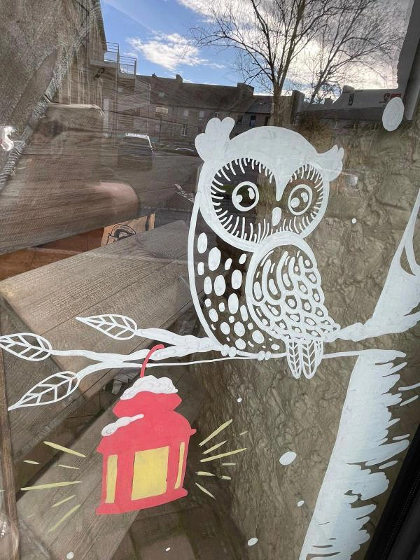 Peinture sur vitrine pour la boulangerie-pâtisserie Les Délices de Callac par la graphiste Mélanie appéré