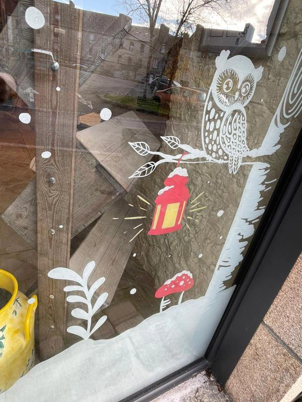 Peinture sur vitrine pour la boulangerie-pâtisserie Les Délices de Callac par la graphiste Mélanie appéré