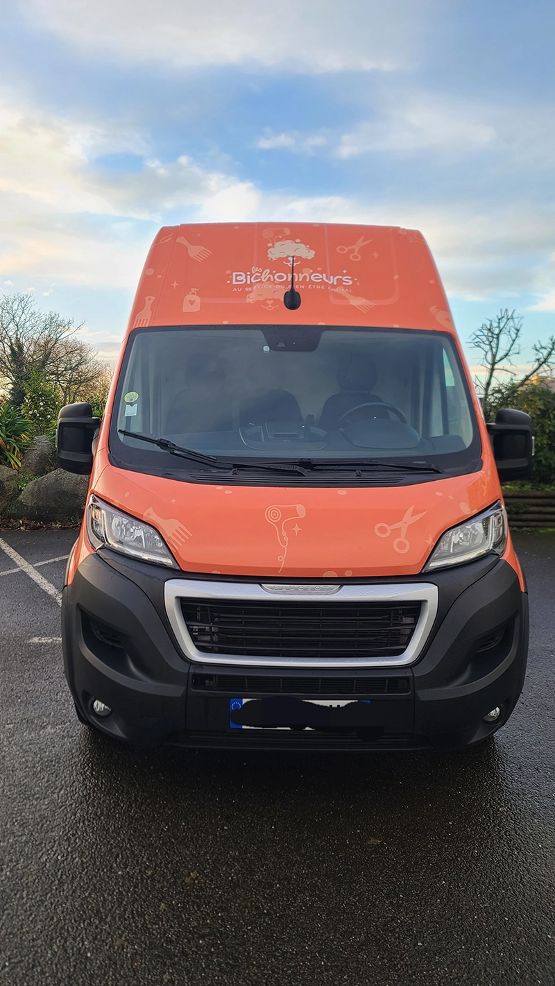 Covering du véhicule Les Bichonneurs, conçu par la graphiste Mélanie Appéré