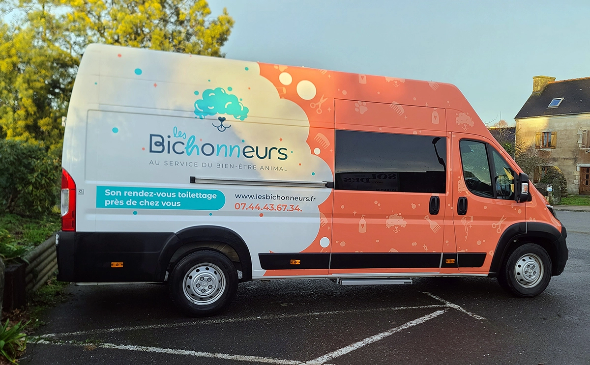 Covering du véhicule Les Bichonneurs, conçu par la graphiste Mélanie Appéré