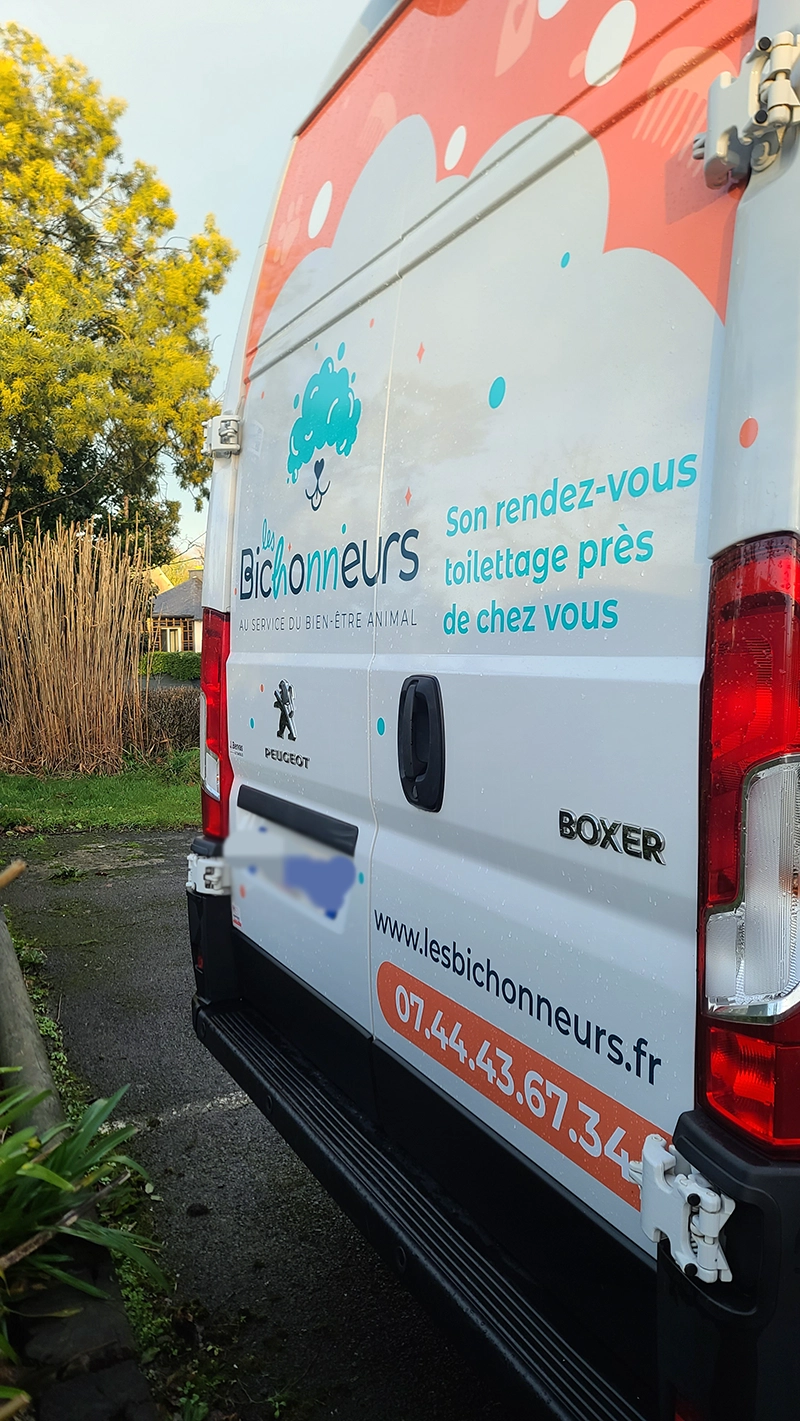 Covering du véhicule Les Bichonneurs, conçu par la graphiste Mélanie Appéré
