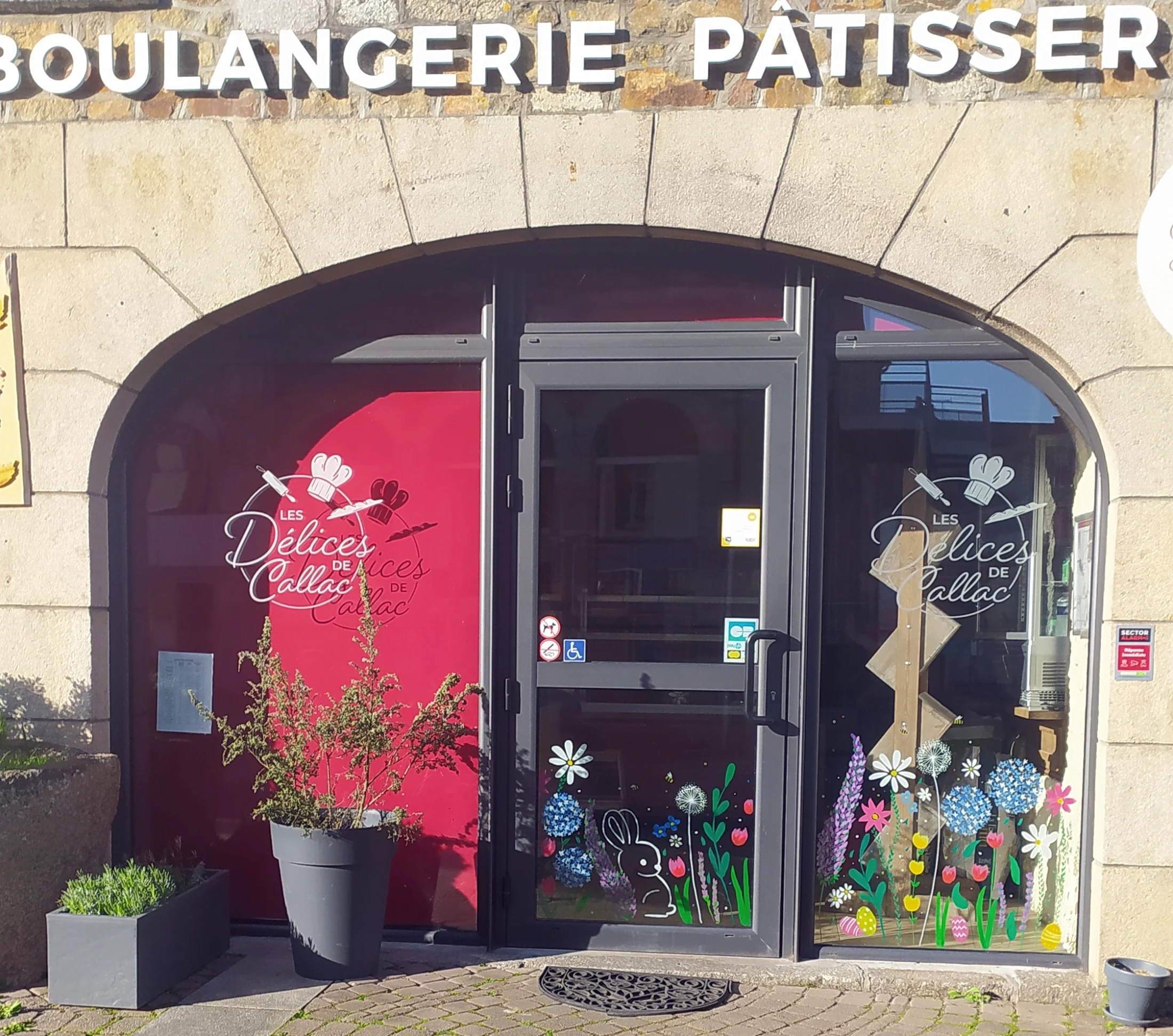 Peinture de printemps pour décorer la vitrine de la boulangerie-pâtisserie Les Délices de Callac par la graphiste Mélanie Appéré