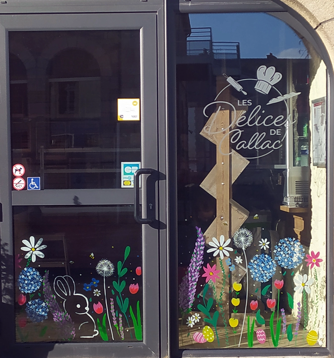 Peinture de printemps pour décorer la vitrine de la boulangerie-pâtisserie Les Délices de Callac par la graphiste Mélanie Appéré
