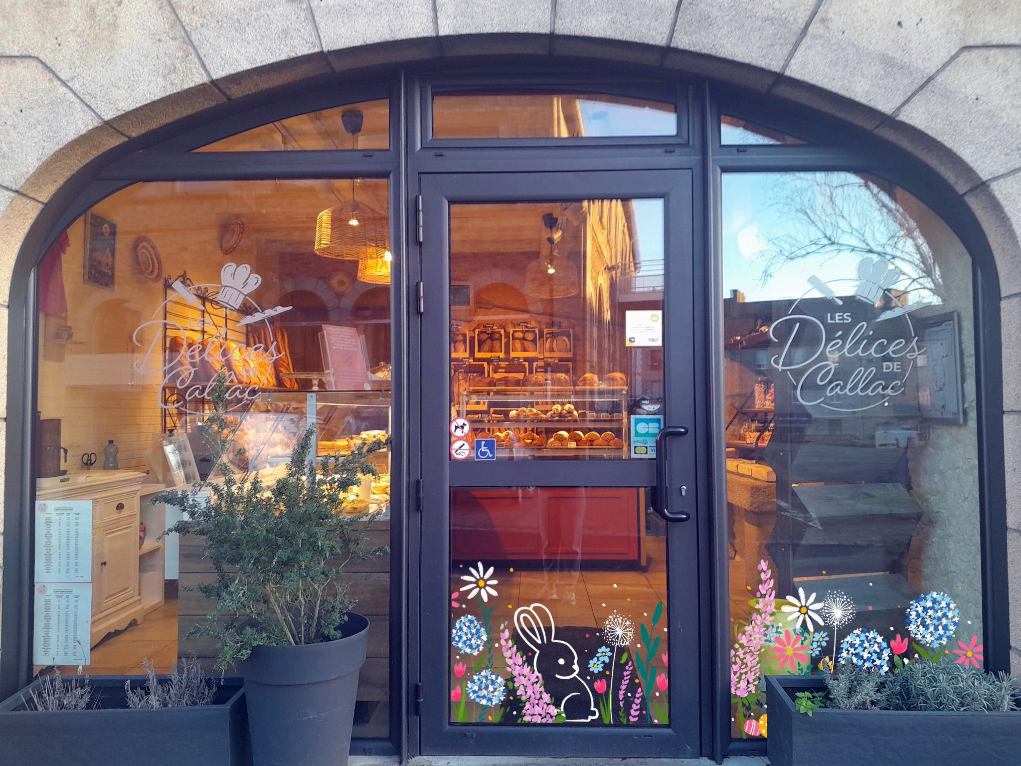 Peinture de printemps pour décorer la vitrine de la boulangerie-pâtisserie Les Délices de Callac par la graphiste Mélanie Appéré